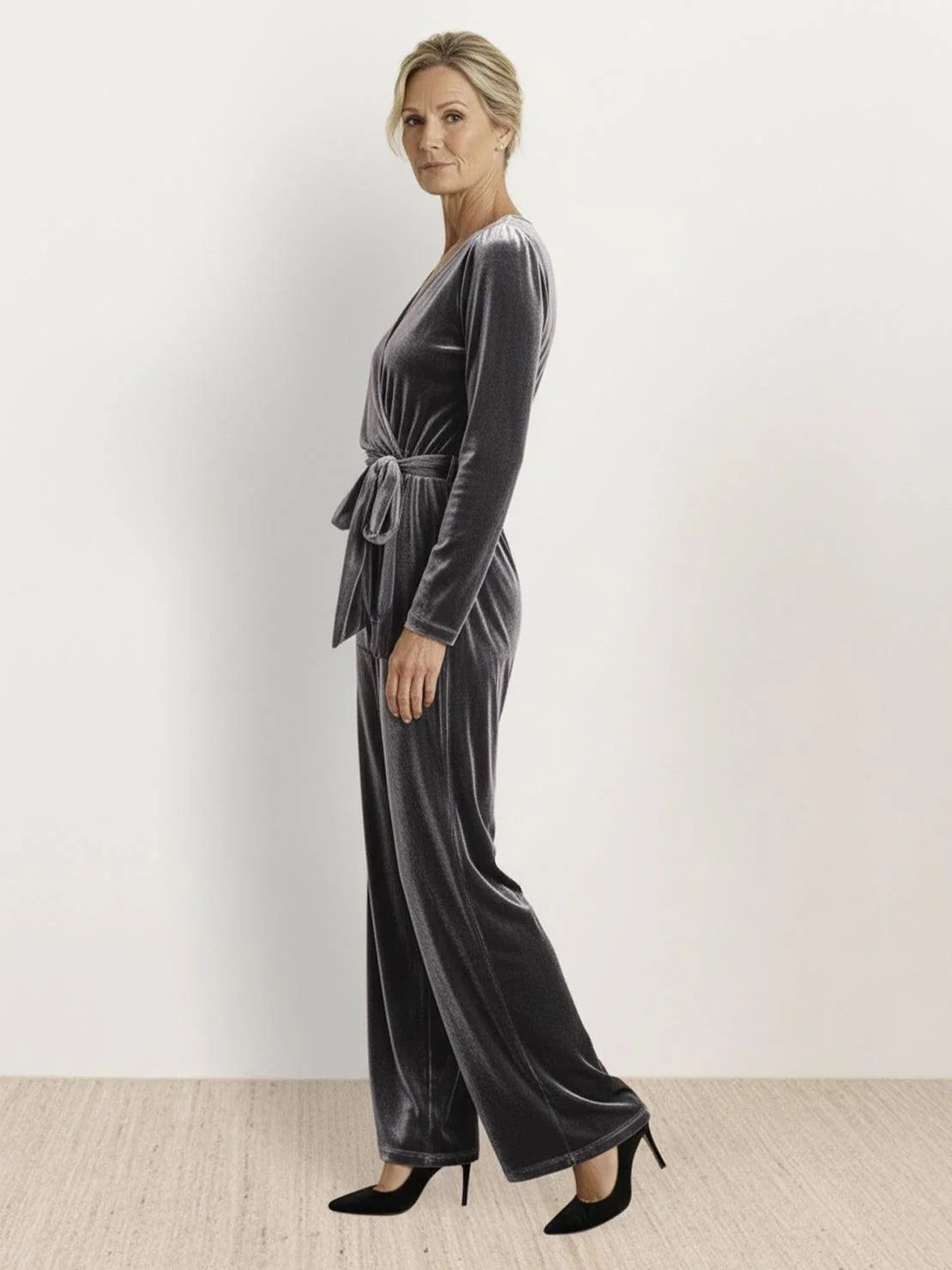 Deep V-Neck Velvet Suit - Image 32