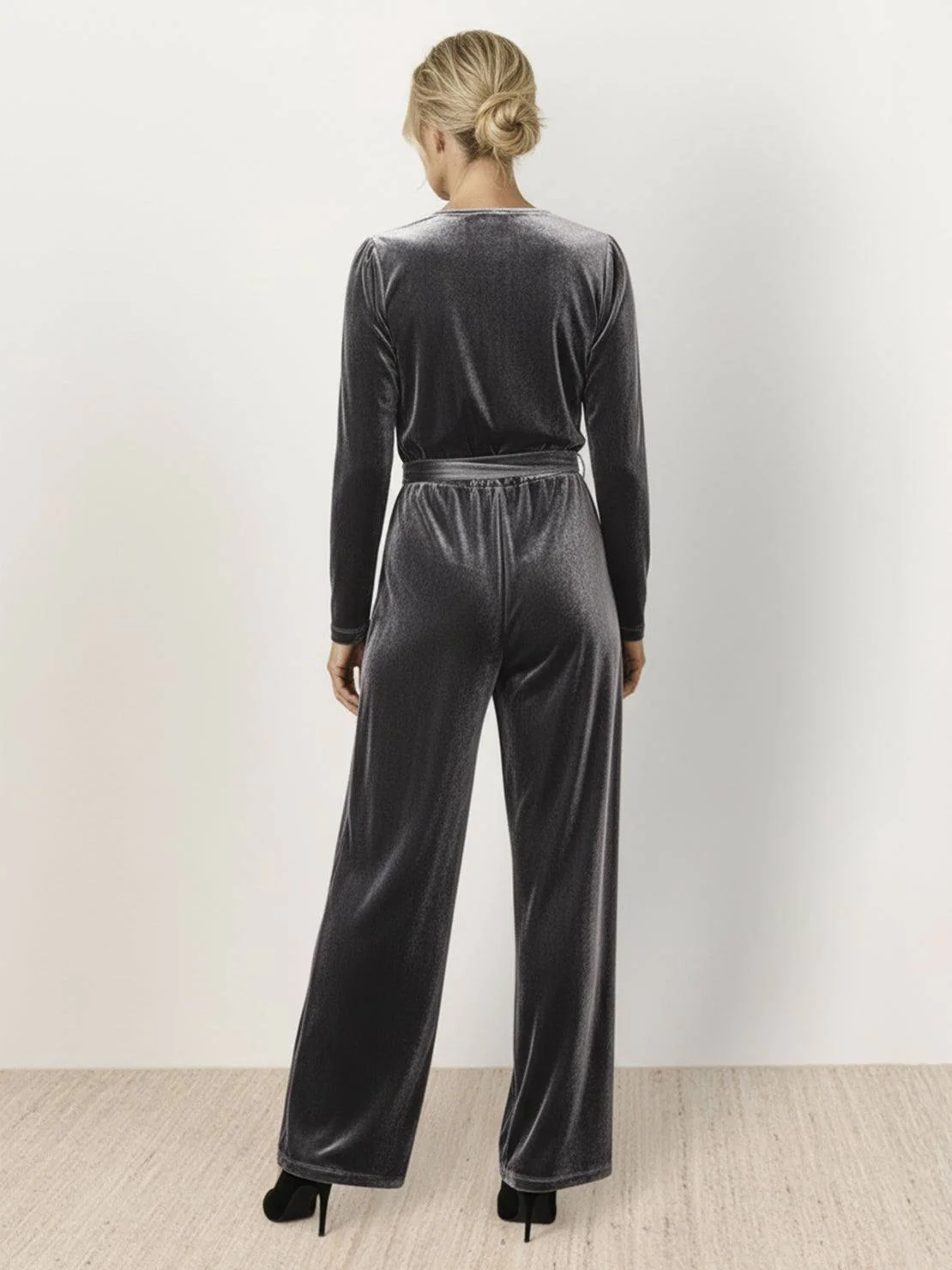 Deep V-Neck Velvet Suit - Image 33