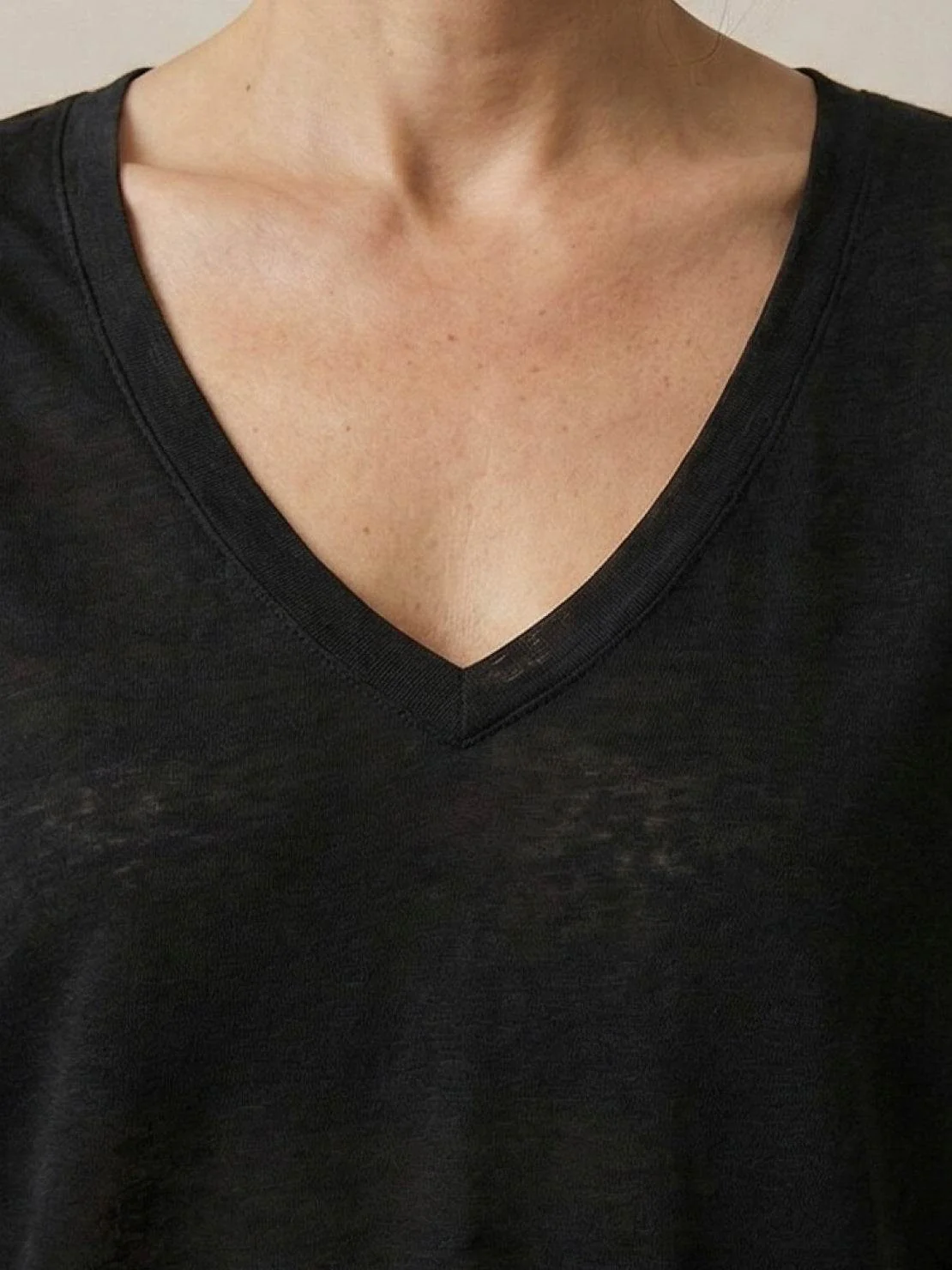 Linen-Bamboo V-Neck Tee - Image 30